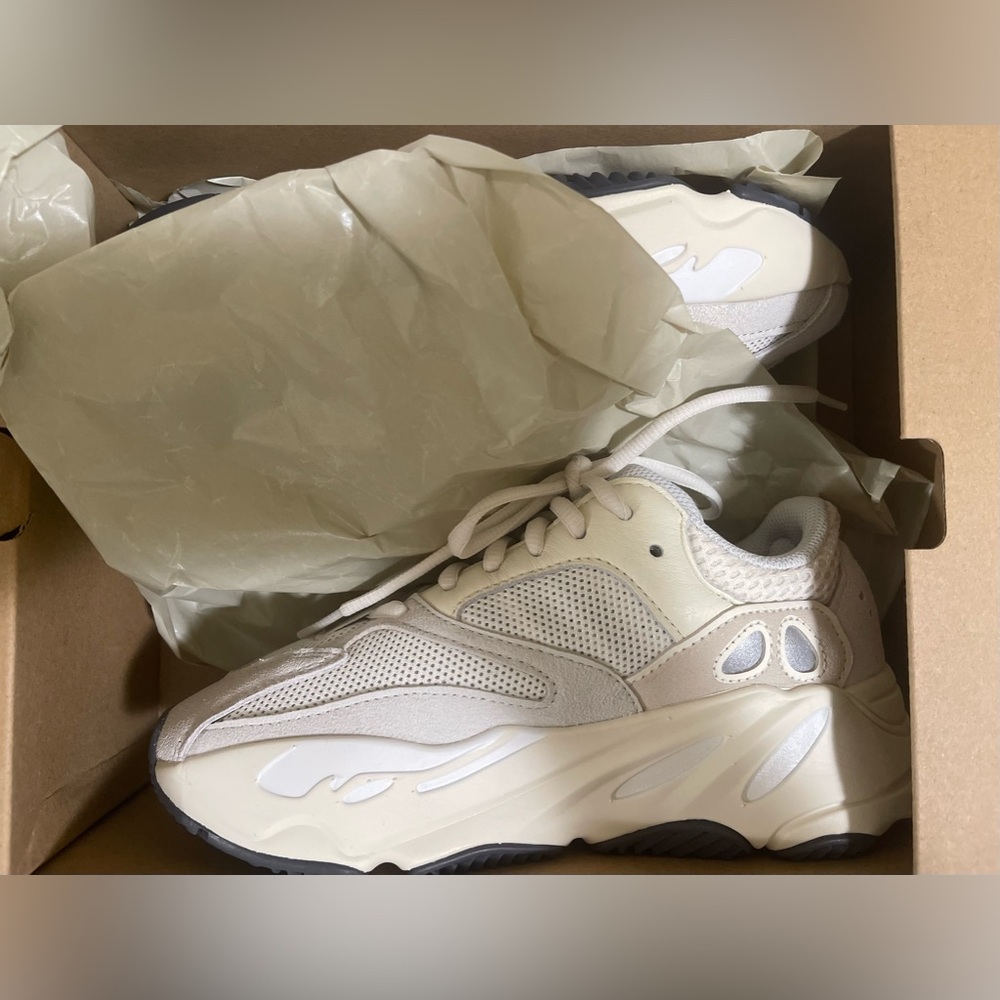 Yeezy Adidas Boost 700 Analog Size 4
